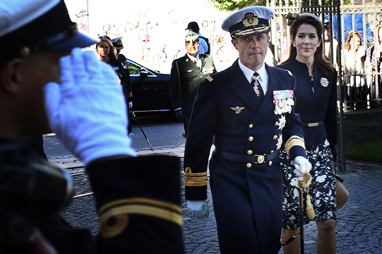 Kronprinsparret ankommer til mindegudstjeneste for Danmarks faldne i Holmens Kirke. Foto: Ernstved