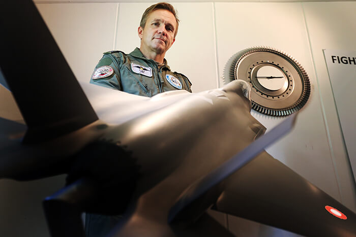 Oberst Anders Rex med flyvernavnet ERA er chef for Fighter Wing Skrydstrup. Her ses han ved en model af F-35, som står i lokalet ved siden af hans kontor. Foto: Ernstved