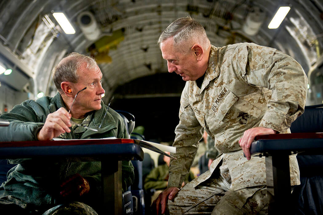 General Jim Mattis i samtale med general Martin Dempsey om bord på et C-17 fly på vej mod Bagdad i december 2011. Foto: US Army